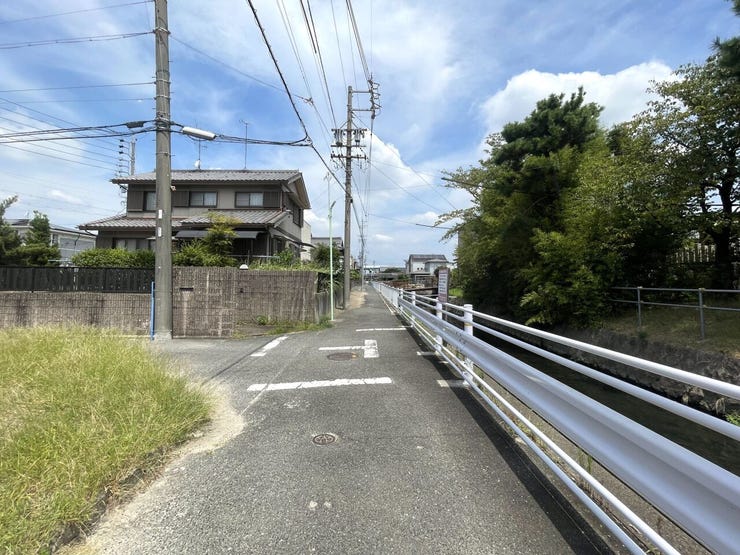 ◇前面道路◇
角地の2方向道路となるため見通しが良い場所です。