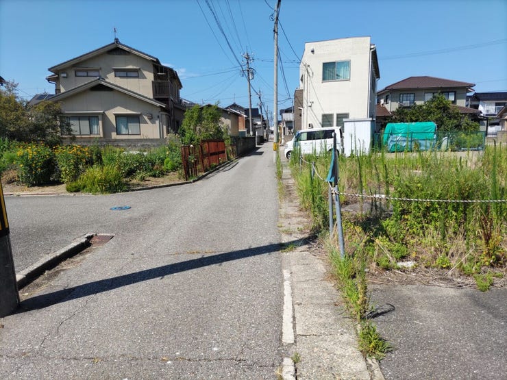 車の往来は割と少なく運転もしやすいし、ブラブラ散歩もしやすいです!