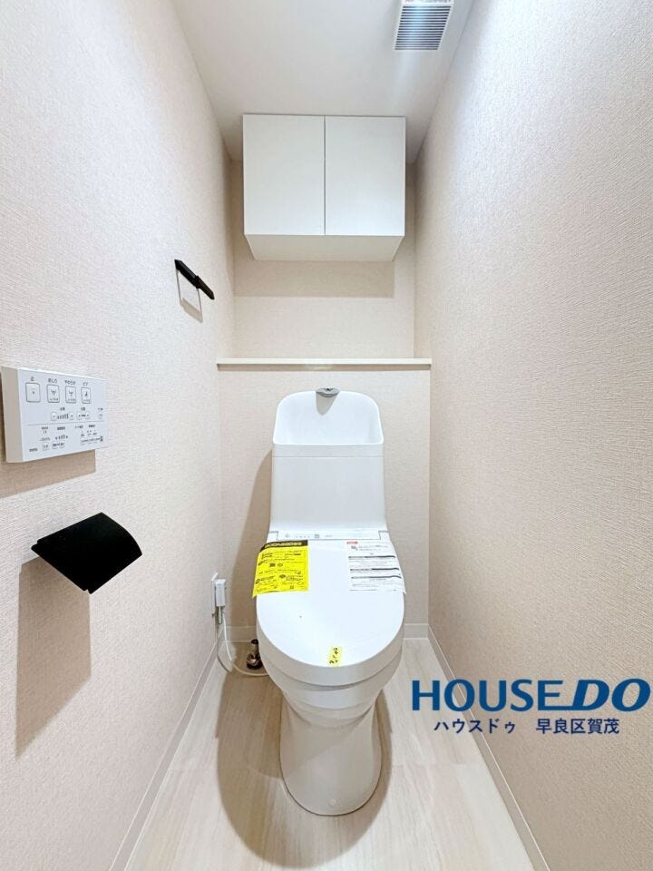 温水洗浄便座付きトイレを新規交換しています。クロスや床材も刷新され衛生的な空間となっています。
