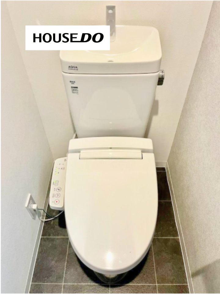 清潔感のあるトイレ空間。シンプルで使いやすく、毎日快適にお使いいただけます。