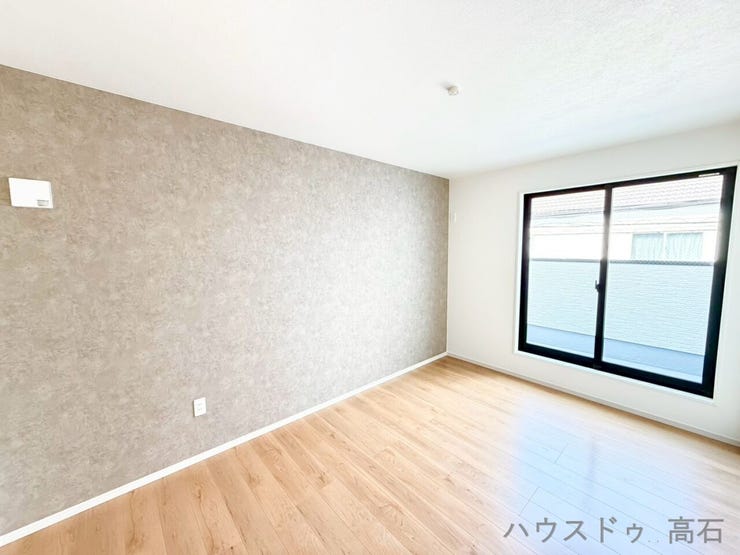 やわらかな光が差し込む洋室は、お子さまの部屋や主寝室など家族構成に合わせて使いやすい空間です。
