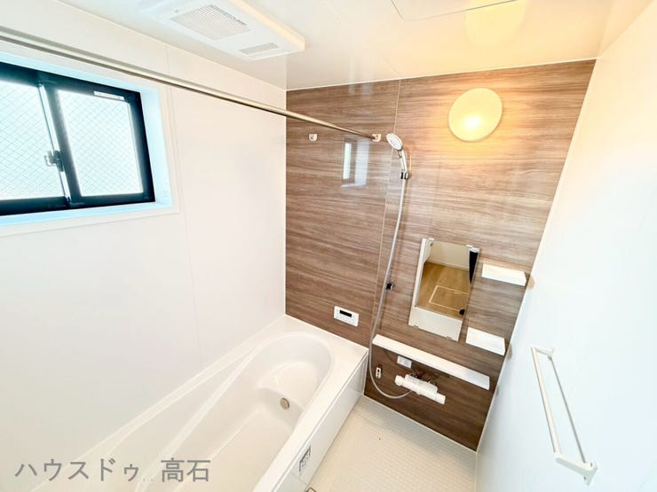 明るい窓付きの浴室は、換気もスムーズでいつでも清潔に保てます。浴室乾燥機を備え、雨の日のお洗濯にも便利な快適空間です。