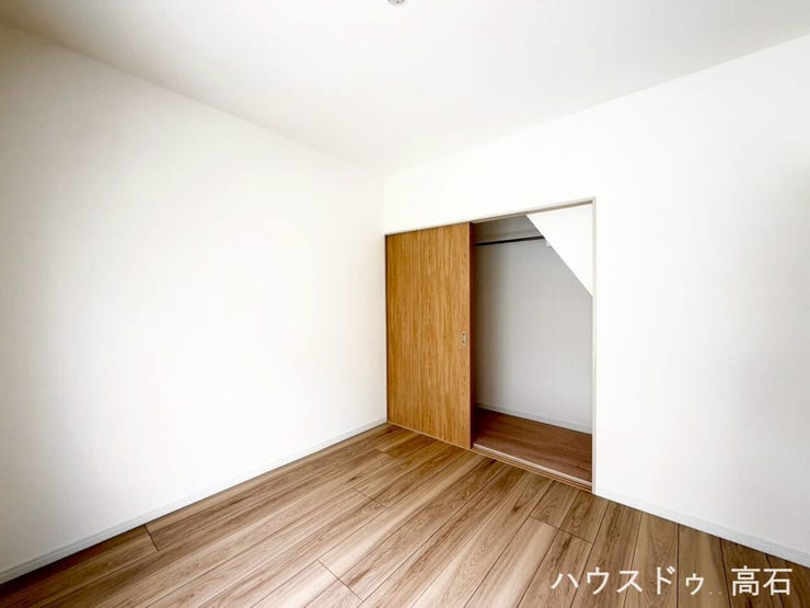 4.5畳洋室
収納力のある洋室!大容量クローゼット付きで、お部屋をすっきり広くお使いいただけます。