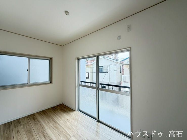 4畳洋室
二面採光で明るく風通しの良い洋室。バルコニーに面した大きな窓から心地よい陽光が差し込みます。