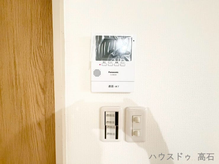 来客時に室内から相手の顔と声を確認できる、安心のモニター付きインターホンです。