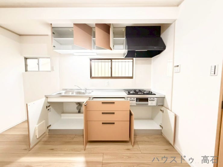 キッチン上下にたっぷり収納を確保!調理器具や食器もすっきり片付き、作業スペースを広く使えます。
