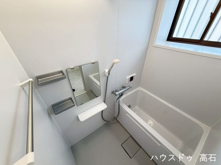 清潔感あふれるバスルームは、明るく心地よい空間。ゆとりある浴槽でリラックスしたバスタイムを楽しめます。