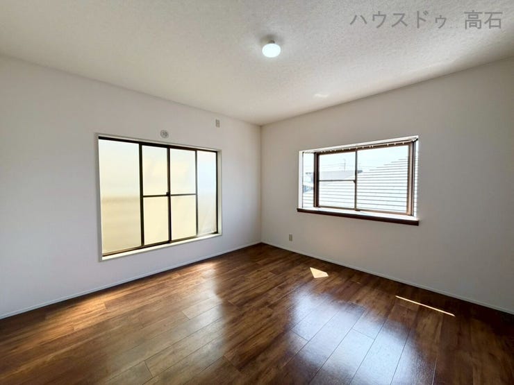 3階7畳洋室
大きな2つの窓から光が入り込む、明るく清潔感のある空間。