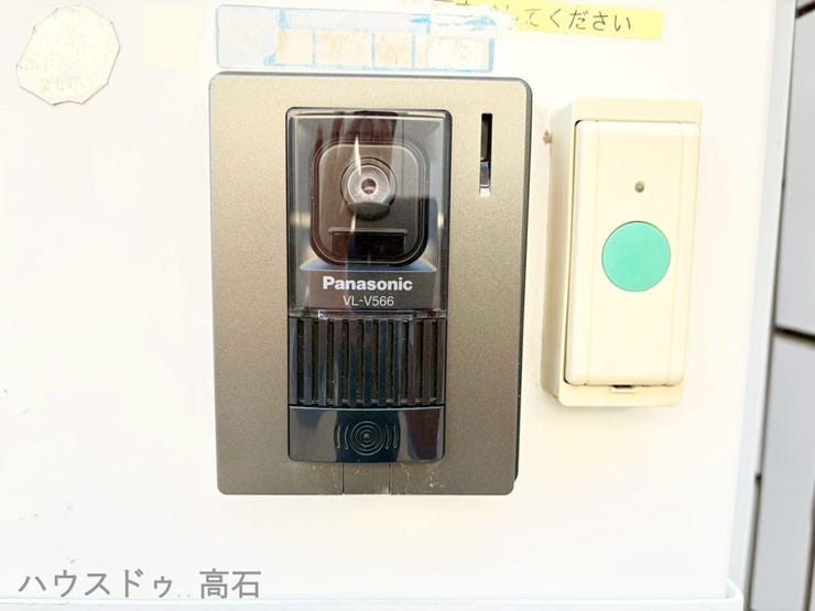 玄関にはカメラ付きインターホンを設置、防犯面も安心。