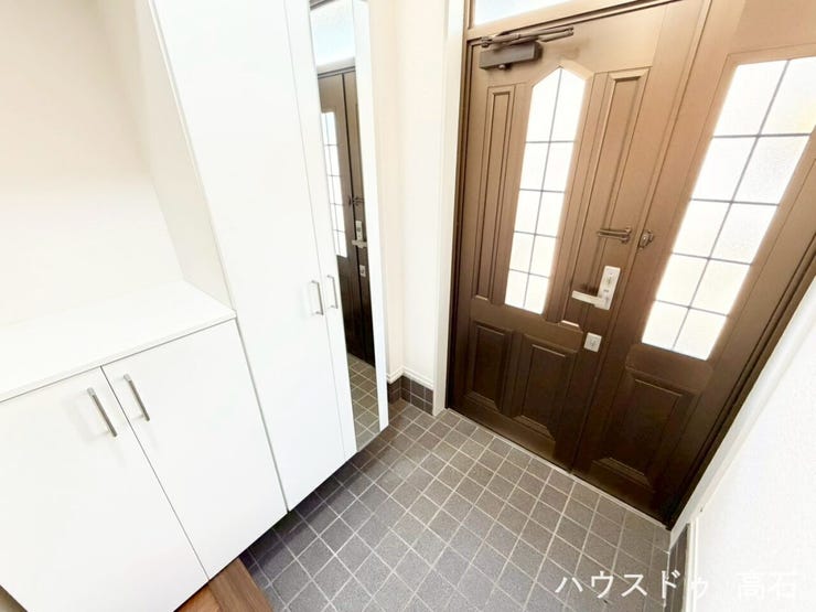 玄関には靴をすっきり収納できるスペースを備え、いつでも整った印象を保てる使い勝手の良い設計です。