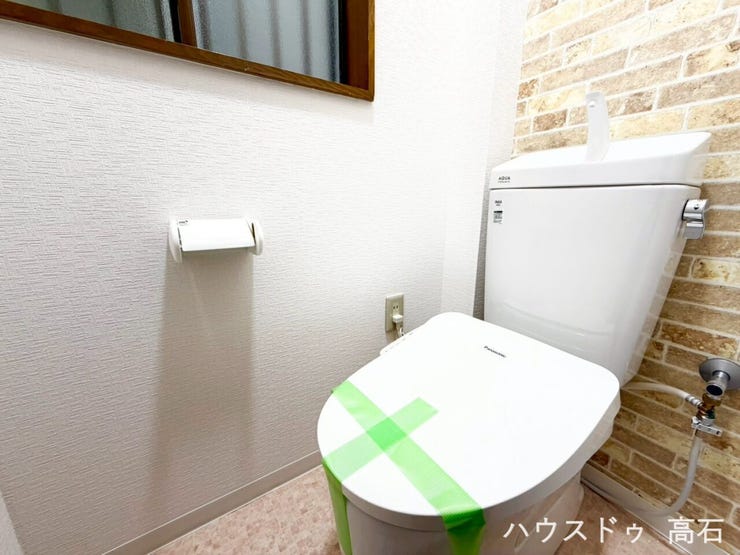 1階トイレ
清潔感のあるトイレ空間。温水洗浄便座を備え、快適にお使いいただける仕様です。