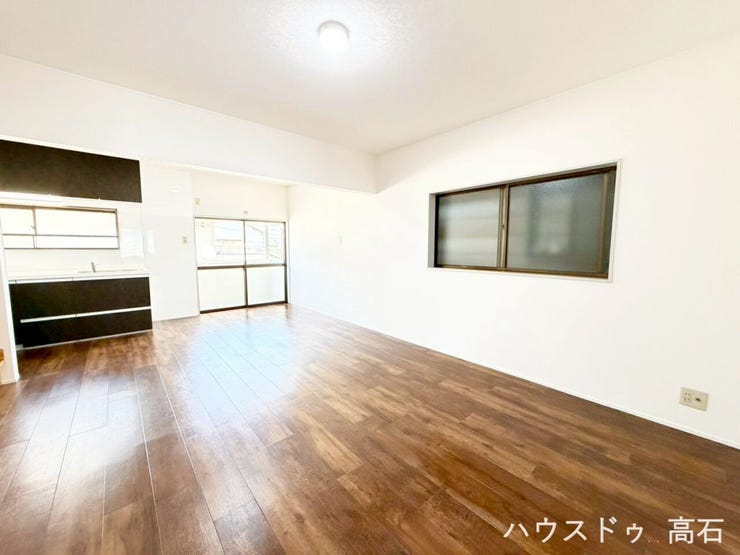 窓から自然光が差し込む、明るく開放感のあるリビングです。