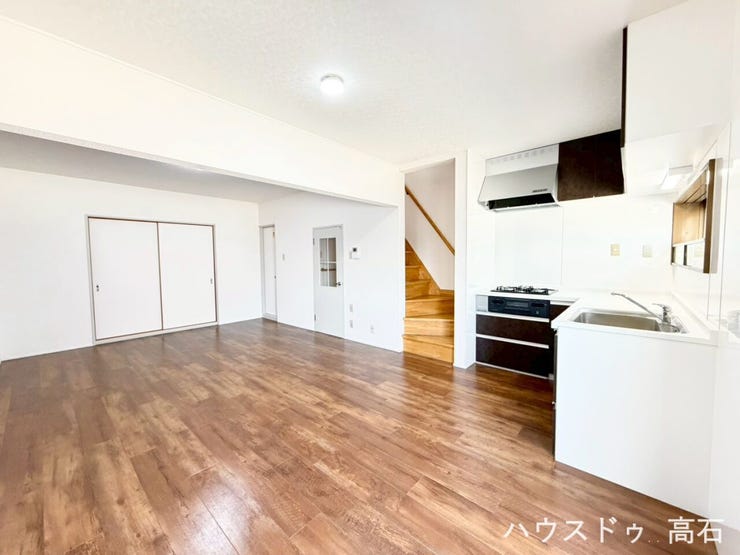 シンプルな内装はどんな家具とも相性が良く、インテリアを楽しみながら多目的にご利用いただけます。