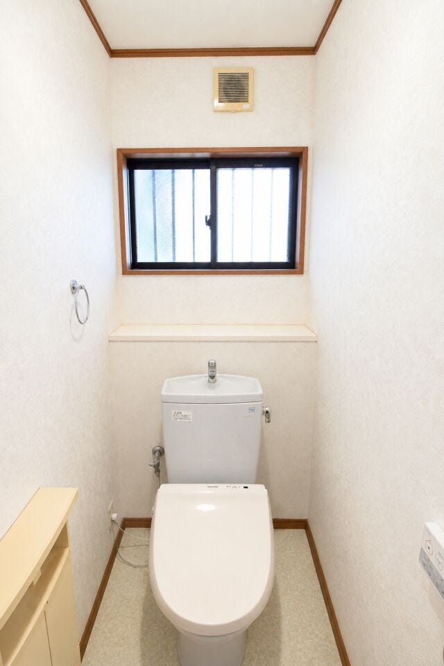*1階のトイレ*
1・2階にトイレがございます♪朝の忙しい時間帯も待たずにすみそうですね♪窓があるので気になるニオイもすっきりとリフレッシュできます。