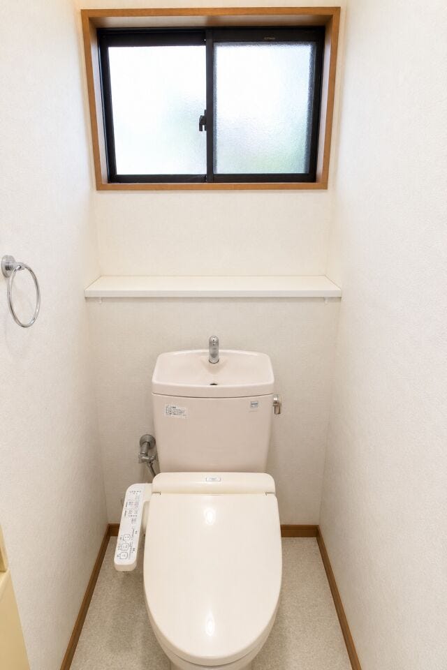 *2階のトイレ*
1・2階にトイレがございます♪朝の忙しい時間帯も待たずにすみそうですね♪窓があるので気になるニオイもすっきりとリフレッシュできます。