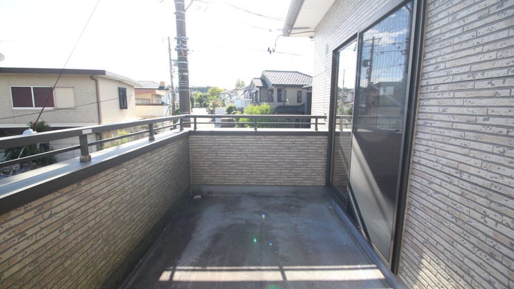 洗濯物もカラッと乾く!おひさまの光がたっぷり降り注ぐバルコニーです。