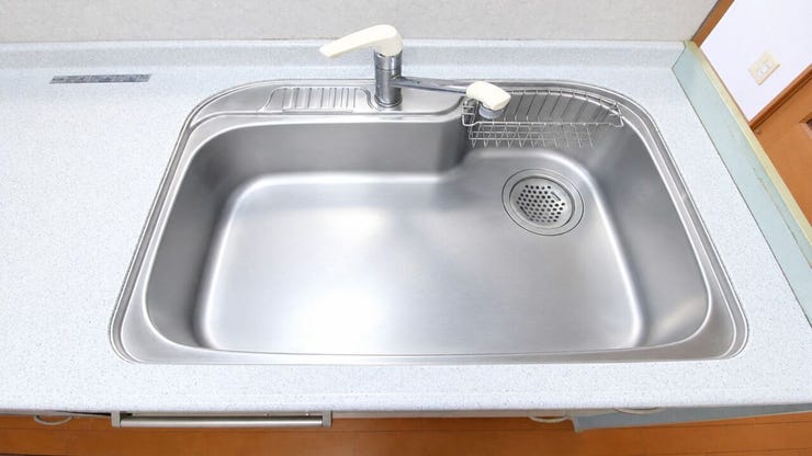 *1階キッチン*
お鍋やフライパンも楽々洗えるシンクは洗い物が溜まってもシンク内が窮屈にならず、毎日の後片付けのストレスを軽減します。