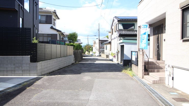 *北西側前面道路*
前面道路は開放感のある幅員6m。ミニバンや大型SUVなどのワンボックスカーでも、ストレスなくスムーズに駐車が可能です。