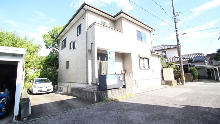 【外観】
豊かな自然に囲まれた閑静で落ち着いた住環境が魅力のエリアの中古住宅です!