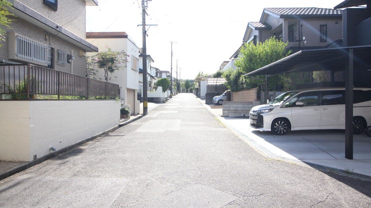 *北西側前面道路*
前面道路が6mと広く、対向車とのすれ違いもスムーズ。毎日の通勤や、お子様の送迎時の車の出し入れもストレスフリーです。
