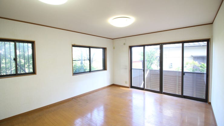 お部屋全体に光が届く明るいリビングは、ご家族の笑顔が集まる温かな団らんのひととき♪