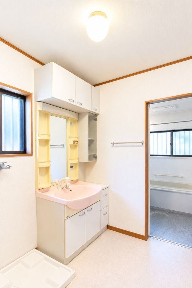 窓のある洗面室は明るく風通し良好!湿気がこもりにくく毎日快適です。