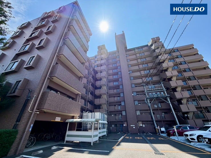 【外観】
室が片側だけの、開放感あふれる角住戸です!2面採光で日当たりが良く、お部屋全体が明るい空間に♪窓を開ければ心地よい風が通り抜け、換気もバッチリ!ペット可のマンションです♪