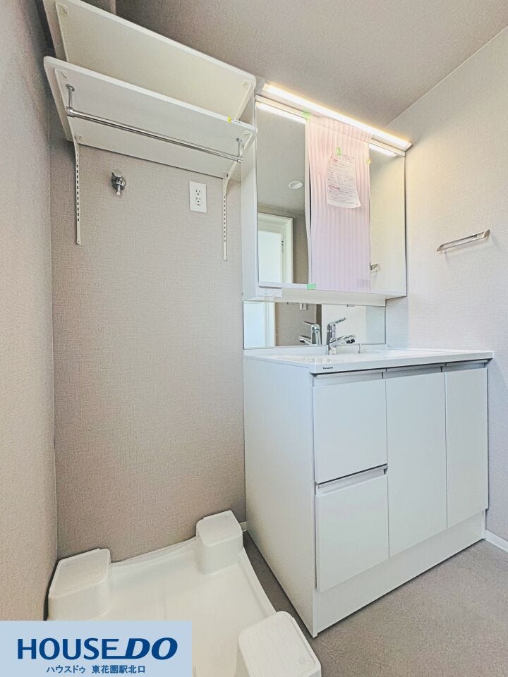 洗面台の上部には便利に使える棚を設置♪洗剤やタオル類をすっきりと整理でき、洗濯作業の動線もスムーズになります!