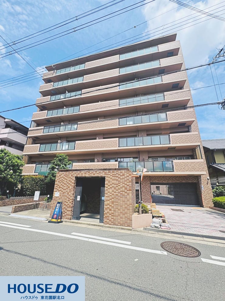 落ち着いたブラウン調のタイル貼りが印象的な外観☆しっかりとした造りと整ったアプローチが、毎日の帰宅時に安心感をもたらします!