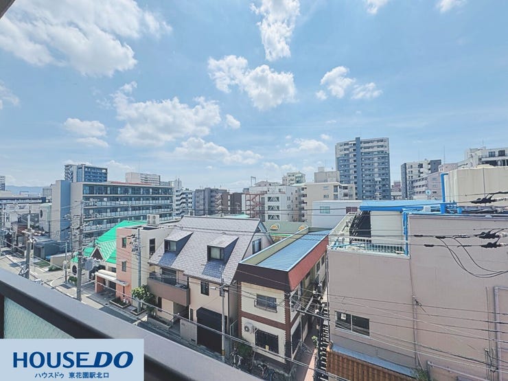 周辺の街並みを見渡せる心地よい眺望!青空が広がる開放的な景色が、毎日の暮らしに爽やかな彩りを添えてくれます♪