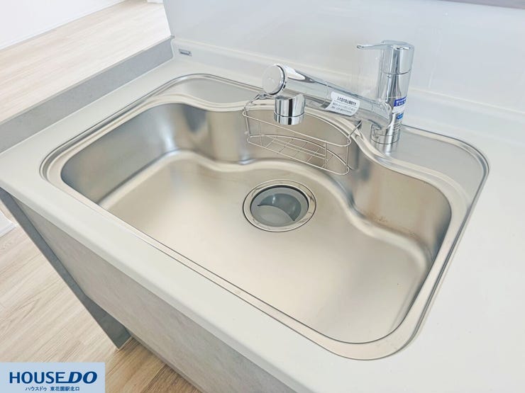 大きな鍋もストレスなく洗える広々としたステンレスシンク!浄水器一体型水栓がついており、美味しいお水を気軽に利用できます♪