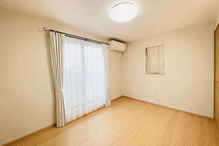 落ち着いた色味で家具が合わせやすく、暮らしのイメージが広がる空間です。
※AIによる空室修正をしております。