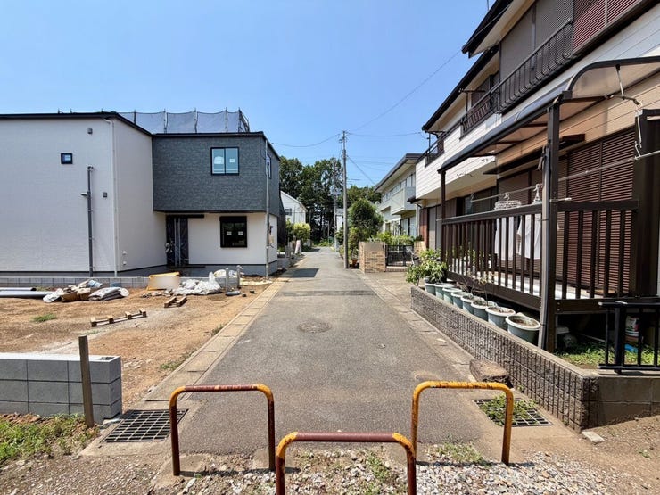 周辺はスーパー、コンビニ、ドラッグストア、郵便局等々そろっており、生活しやすい環境となっております!