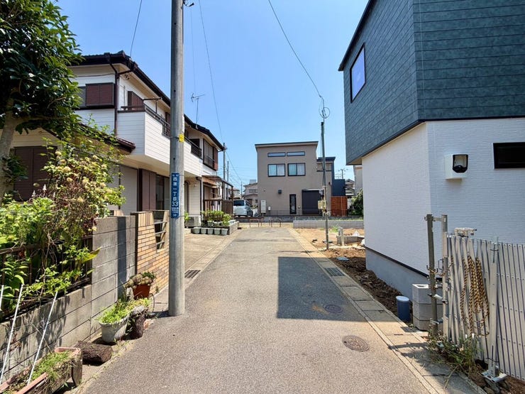 周辺は閑静な住宅街!この先は突き当りになるので、限られた住人だけが通るので安心♪