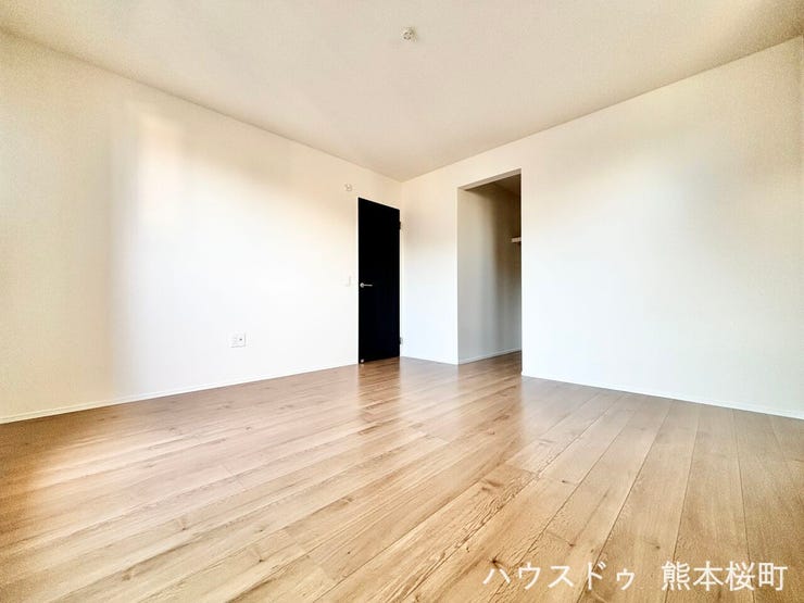 ■2階8帖洋室■寝室、書斎、趣味の部屋。家族の成長やライフスタイルに合わせ、様々な使い方ができる快適な空間です。