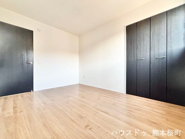 ■2階6帖洋室■寝室、書斎、趣味の部屋。家族の成長やライフスタイルに合わせ、様々な使い方ができる快適な空間です。