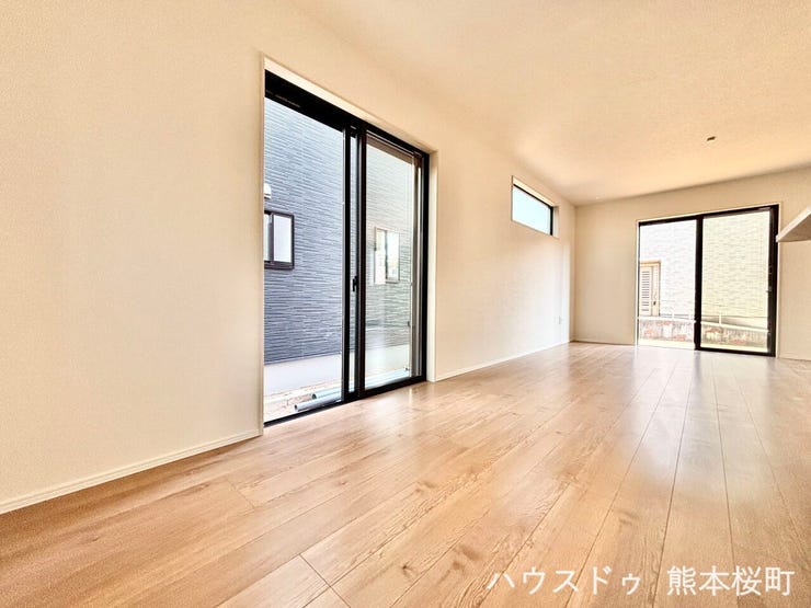 ■安らぎと笑顔の中心地■陽光が優しく降り注ぎ、会話が自然と弾む。ここでは、毎日が特別な時間へと変わります。