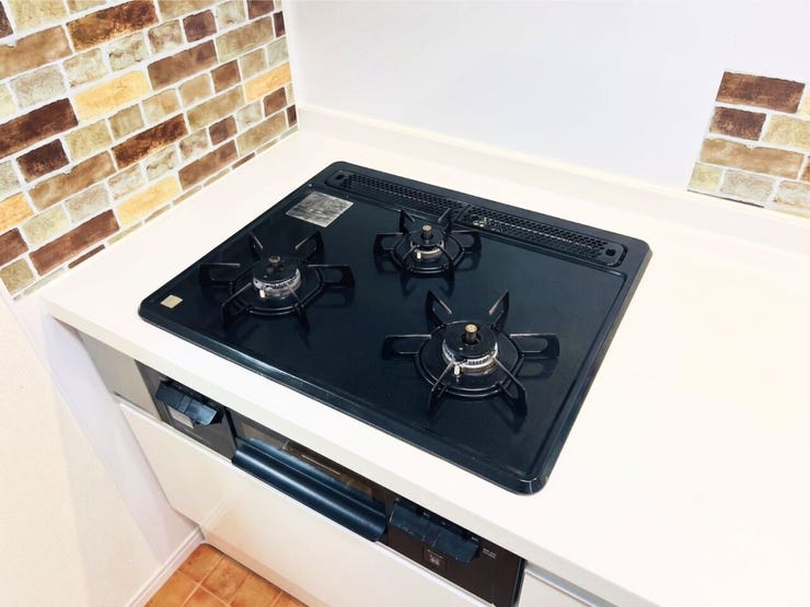 複数のお料理を同時に進められる便利な3口ガスコンロ。フラットなトッププレートはお手入れも簡単でキッチンを常に美しく保てます。レンガ調の壁紙がお料理の時間を楽しく彩る、お洒落で実用的な調理スペースです。