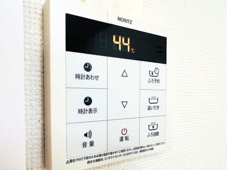スイッチひとつでお湯が沸かせるオートバス機能を搭載。忙しい毎日でも、予約機能や追い炊き機能でいつでも温かいお風呂を楽しめます。操作パネルもシンプルで分かりやすく、快適なバスタイムを賢くサポートします。