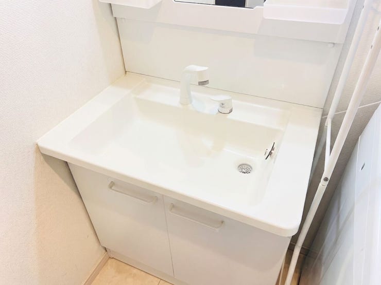 お手入れがしやすい一体型ボウルの洗面台。蛇口が上部に付いているハイバックタイプなので、水垢が溜まりにくく清潔を保てます。広々としたスクエア形状は、衣類の手洗い時にも重宝する使い勝手の良い設計です。