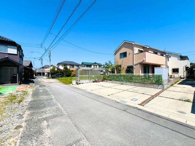 落ち着いた住宅街に位置する、開放感たっぷりの角地のような立地。前面道路は視界が良く、お車の出し入れもスムーズです。広々とした並列駐車スペースと青空が広がる住環境で、家族ののびやかな暮らしを叶えます。