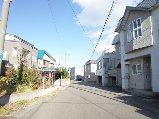 道路幅はゆとりの8mで、車の出入りがスムーズです。前面道路を
西に直進すると「旭町通り」へ。東に直進すると「機関区通り」へ出られます。