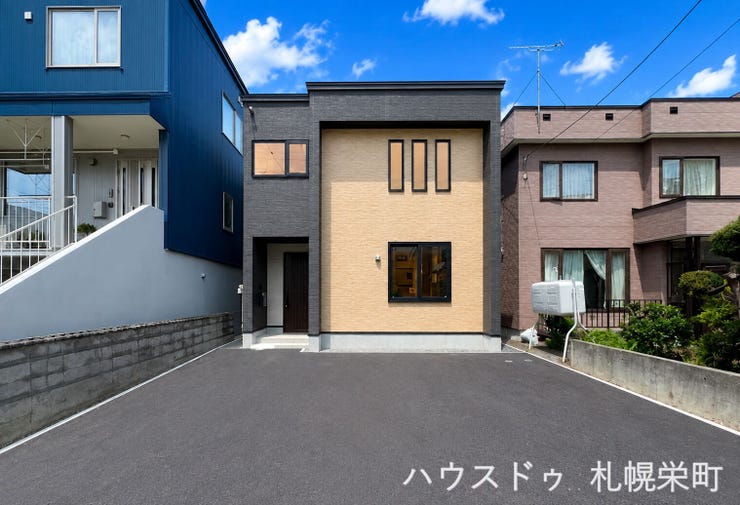 【外観】
地下鉄東豊線「元町」駅徒歩8分の好立地!駐車3台可能な4LDK+WICの新築戸建は、南向きの17帖LDKに加え、長期優良住宅・ZEH水準・耐震等級3+制震ダンパーなど、安心を兼ね備えた住まいです◎