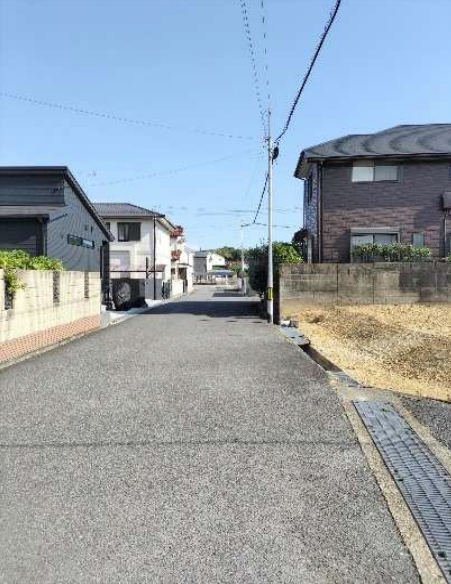 東側道路です、前道ゆったりで見通し抜群!お子様も安心・安全な閑静な街並み
