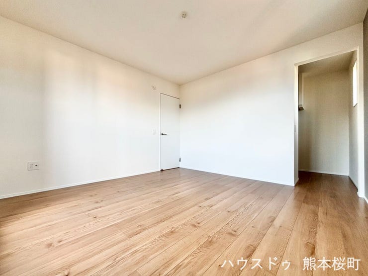 ■2階8帖洋室■寝室、書斎、趣味の部屋。家族の成長やライフスタイルに合わせ、様々な使い方ができる快適な空間です。