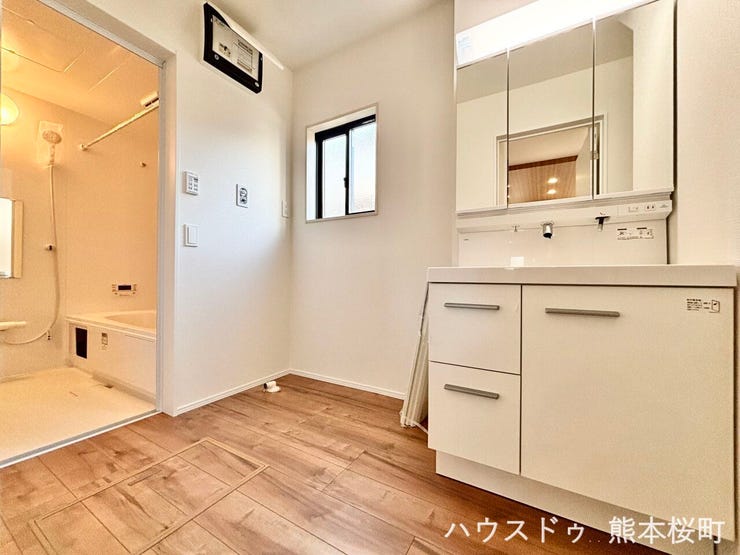 ■清々しいリフレッシュ空間■自分を磨き、気持ちを切り替える。心地よい光が差し込むプライベートスペース。