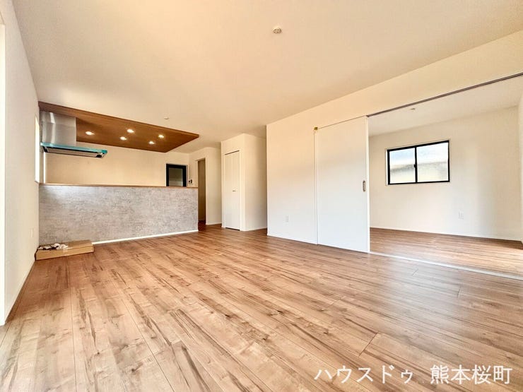 ■安らぎと笑顔の中心地■陽光が優しく降り注ぎ、会話が自然と弾む。ここでは、毎日が特別な時間へと変わります。
