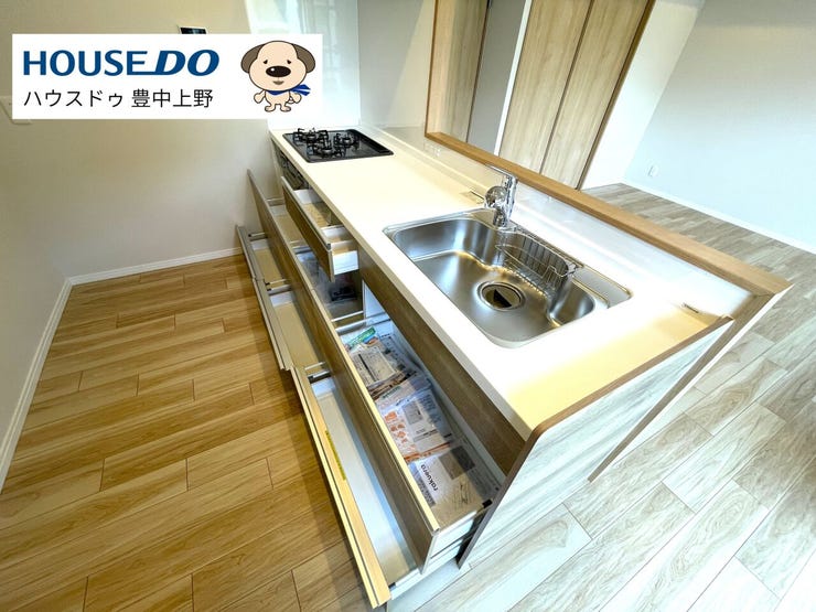 木目調の温かみが魅力のリノベ済住戸。吊戸棚なしで開放感のあるカウンターキッチンは、収納たっぷりで使い勝手も良好。