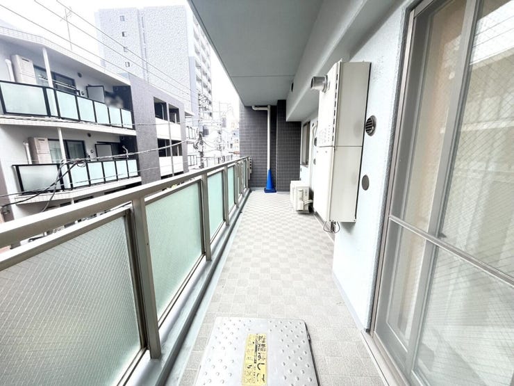 暖かい陽ざしが差込むバルコニー。晴れた日には洗濯物が良く乾きます。風通しも良好です。