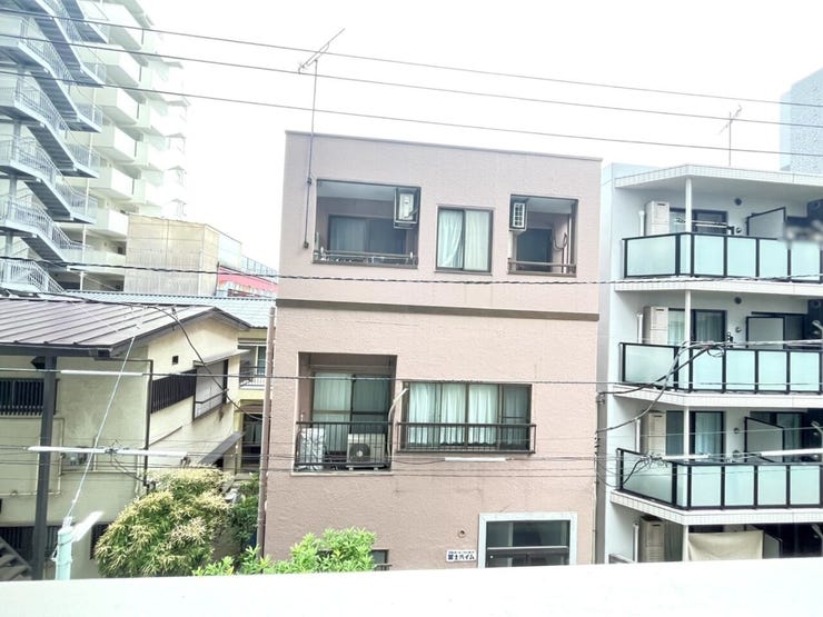 朝は心地よい光がたっぷりと差し込み、家族の笑顔が自然と増える明るい空間です。